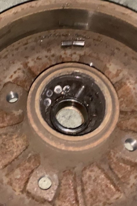 photo_2021-10-26_23-25-48.jpg (83.97 KiB) Visto 10490 veces La otra mitad del rodamiento y alguna pieza interior.